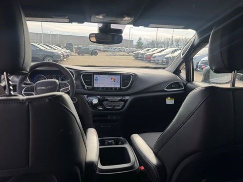 New 2026 Chrysler Pacifica Select image 30