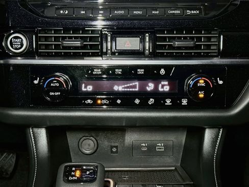 Used 2023 Nissan Pathfinder SL AWD/4WD image 16