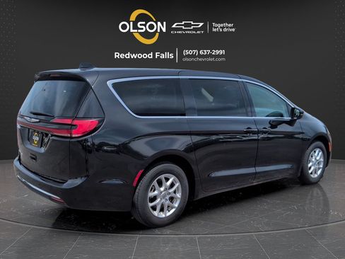 Used 2023 Chrysler Pacifica Touring-L FWD image 5
