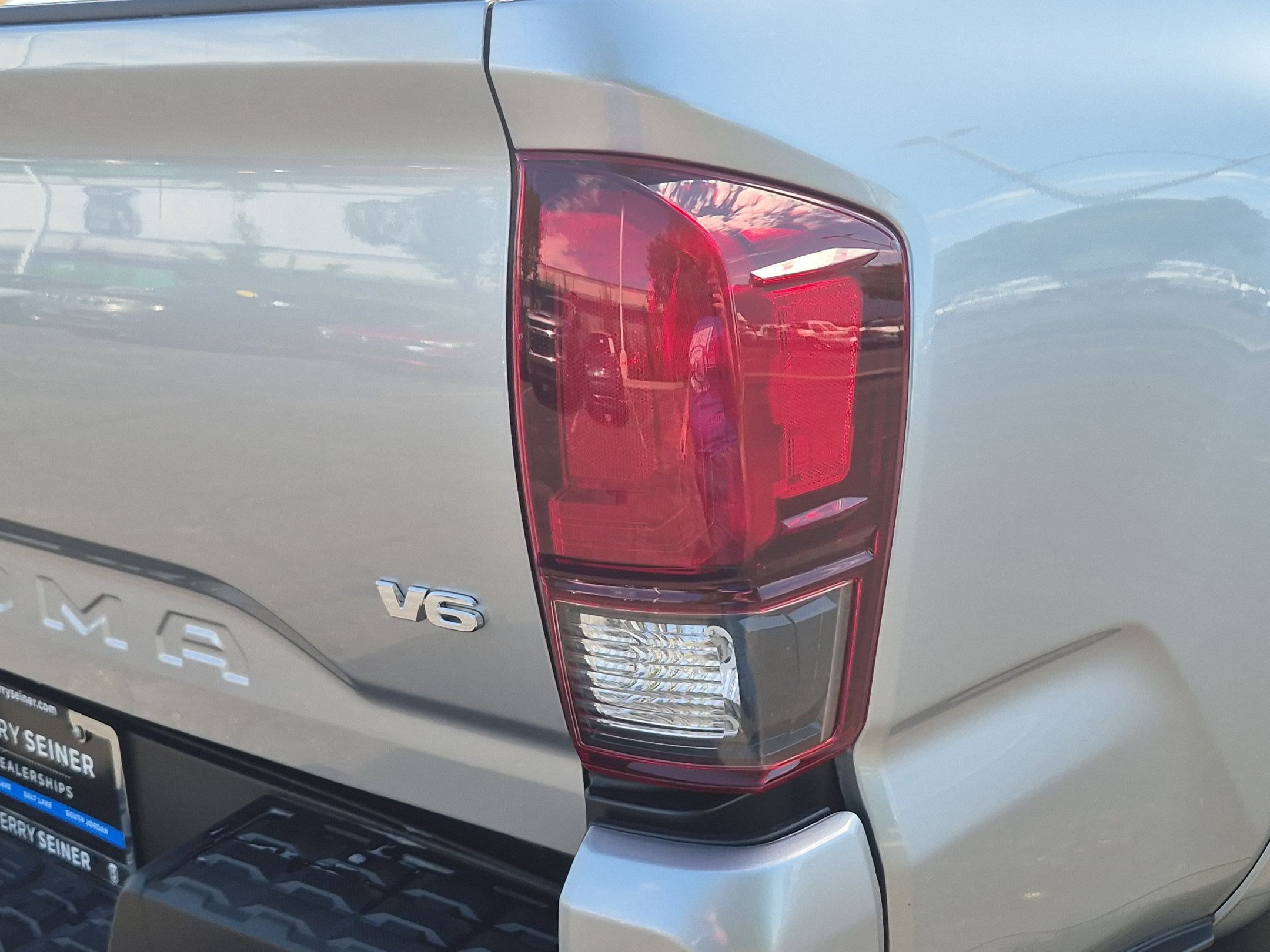 Used 2022 Toyota Tacoma SR5 w/ Technology Package AWD/4WD image 12