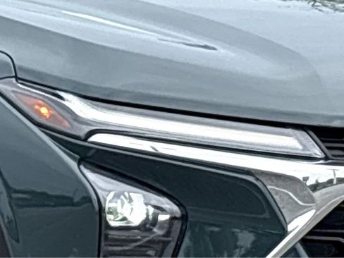 Used 2025 Chevrolet Trax LT FWD image 17