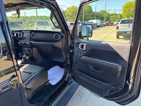 Used 2018 Jeep Wrangler Unlimited Sahara AWD/4WD image 36