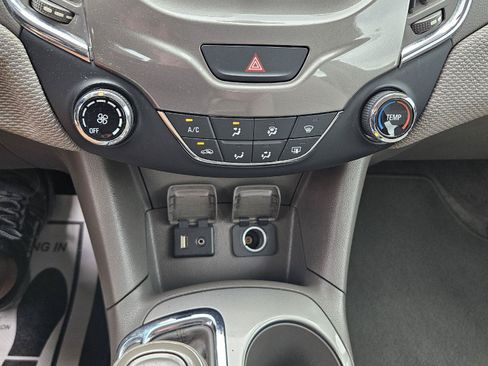 Used 2018 Chevrolet Cruze LT FWD image 11