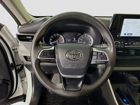 Used 2023 Toyota Highlander L image 13
