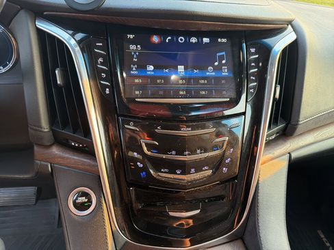 Used 2017 Cadillac Escalade Luxury image 15