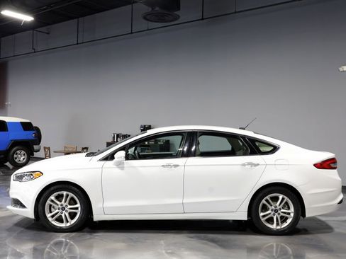Used 2018 Ford Fusion SE w/ Fusion SE Technology Package FWD image 4