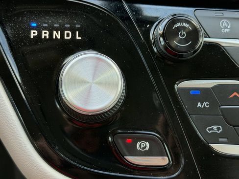 Used 2019 Chrysler Pacifica Touring-L FWD image 25