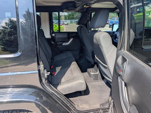 Used 2012 Jeep Wrangler Unlimited Sahara w/ Connectivity Group AWD/4WD image 12