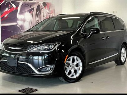 Used 2017 Chrysler Pacifica Touring-L w/ Tire & Wheel Group
