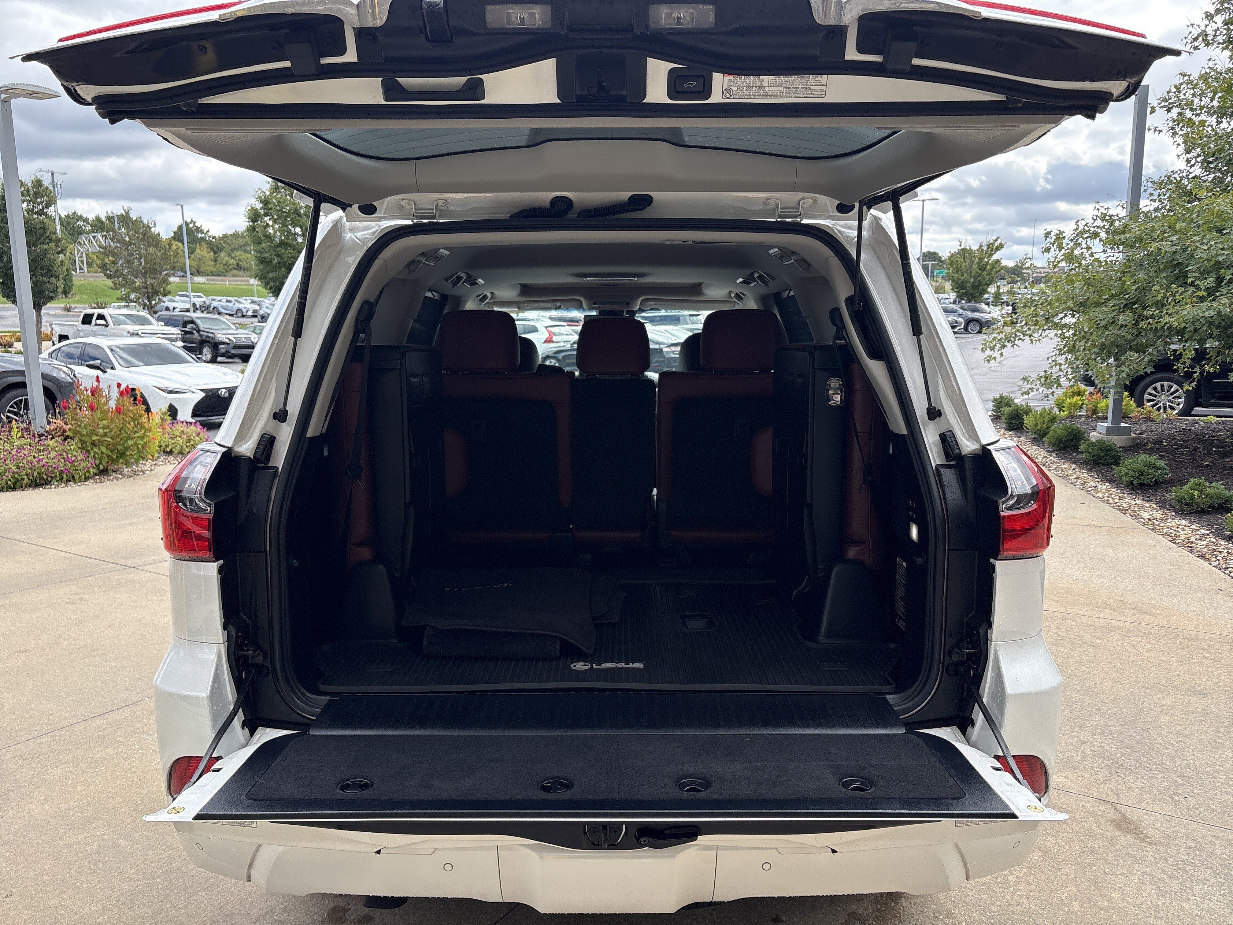 Used 2021 Lexus LX 570 4WD w/ Luxury Package image 32