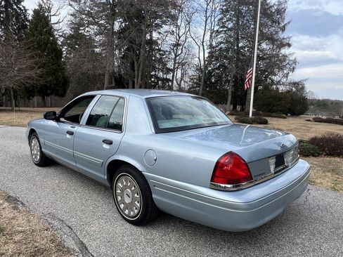 Used 2004 Ford Crown Victoria image 8