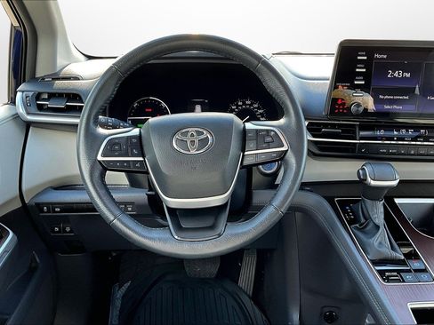 Used 2024 Toyota Sienna XLE image 5