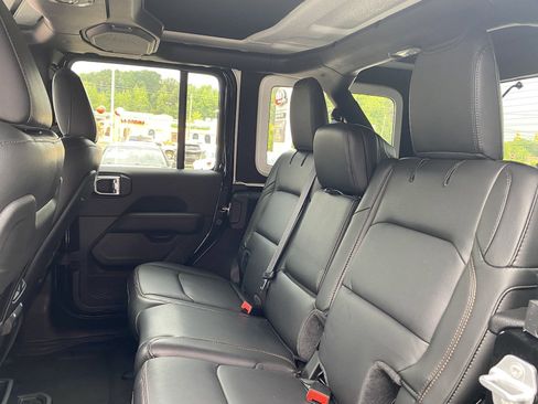 Used 2022 Jeep Wrangler Unlimited Rubicon w/ Xtreme Recon 35" Tire Package image 15