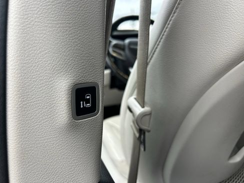 Used 2021 Chrysler Pacifica Touring-L image 29