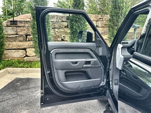 Used 2025 Land Rover Defender 130 X-Dynamic SE image 17