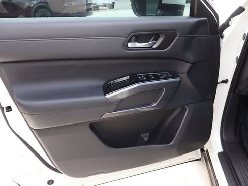 Used 2023 Nissan Pathfinder SL AWD/4WD image 28
