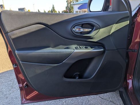 Used 2019 Jeep Cherokee Latitude Plus w/ Comfort/Convenience Group image 10