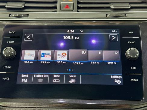 Used 2018 Volkswagen Tiguan SE w/ Panoramic Sunroof Package image 18