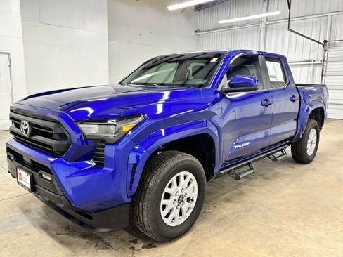 Certified 2025 Toyota Tacoma SR5 AWD/4WD image 3