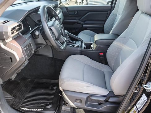 Used 2025 Toyota Tacoma SR5 AWD/4WD image 18