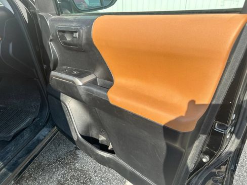 Used 2017 Toyota Tacoma SR5 AWD/4WD image 23