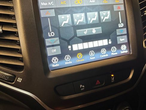 Used 2022 Jeep Cherokee Trailhawk AWD/4WD image 15