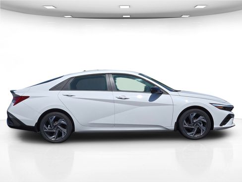 New 2025 Hyundai Elantra SEL image 9