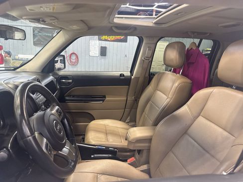 Used 2011 Jeep Patriot Latitude w/ Sun/Sound Group AWD/4WD image 8