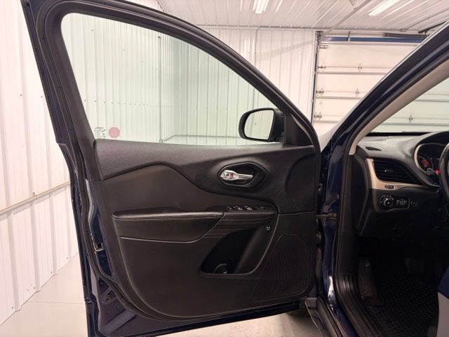 Used 2016 Jeep Cherokee Latitude w/ Comfort & Convenience Group AWD/4WD image 14