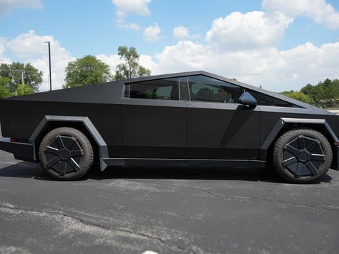 Used 2024 Tesla Cybertruck AWD Crew Cab image 5