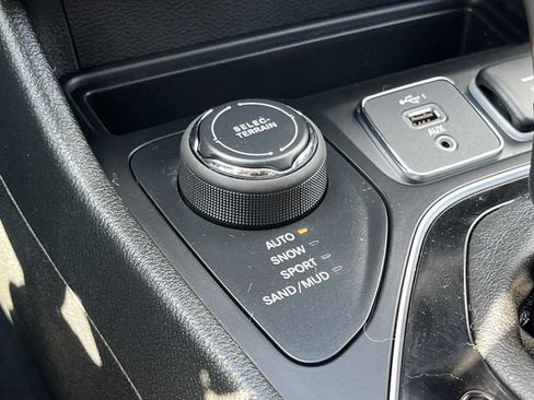 Used 2023 Jeep Cherokee Altitude Lux AWD/4WD image 36
