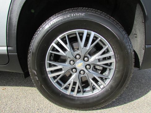 Used 2025 Chevrolet Traverse LT image 11