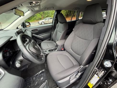 Used 2025 Toyota Corolla Cross LE image 36