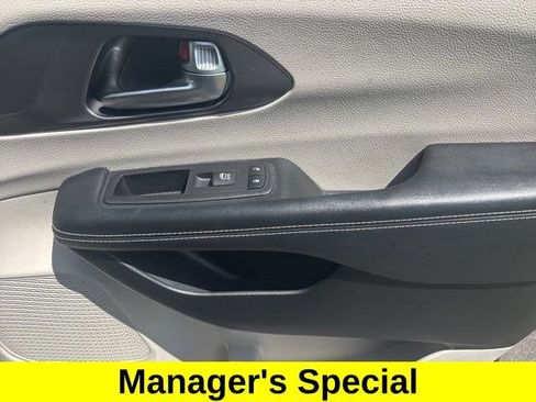 Used 2023 Chrysler Pacifica Touring-L FWD image 41