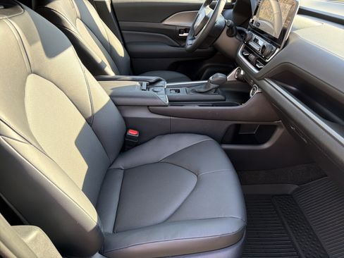 Used 2026 Toyota Grand Highlander XLE image 12