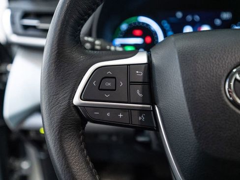Certified 2025 Toyota Sienna XLE FWD image 19