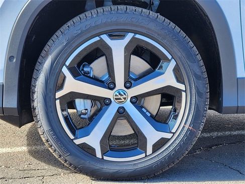 New 2026 Volkswagen Tiguan SE image 9