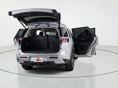 Used 2024 Nissan Pathfinder Platinum FWD image 13