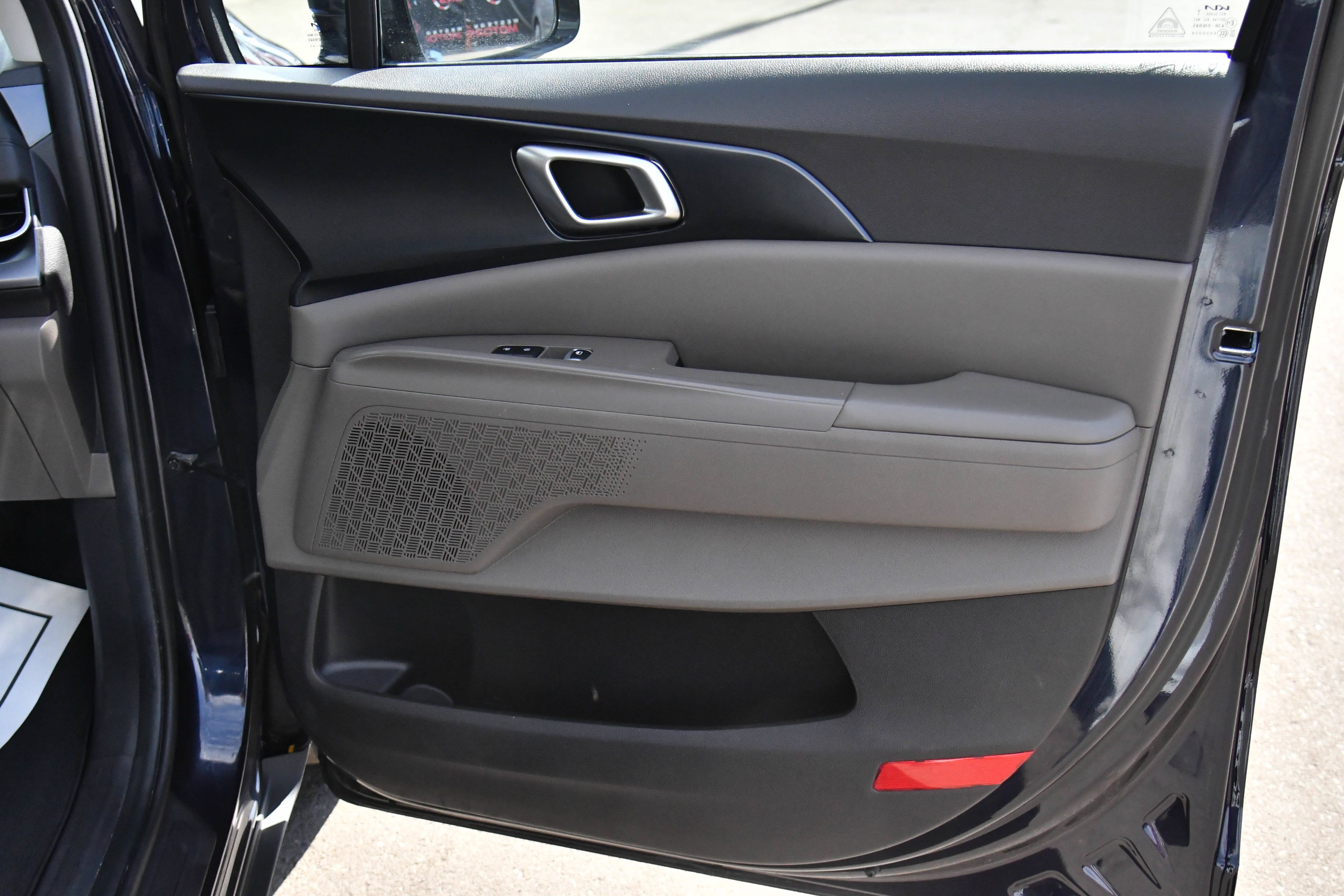 Used 2025 Kia Carnival FWD image 48