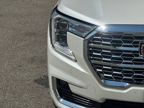 Used 2024 GMC Terrain Denali w/ Denali Premium Package AWD/4WD image 10