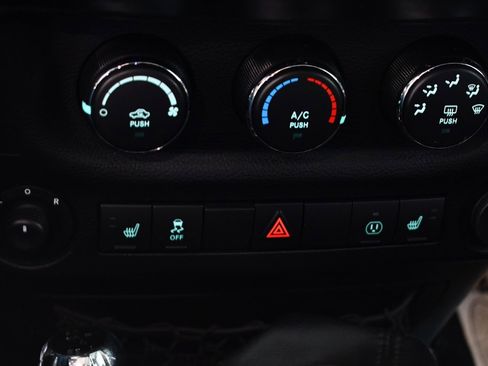 Used 2014 Jeep Wrangler Unlimited Sahara image 30