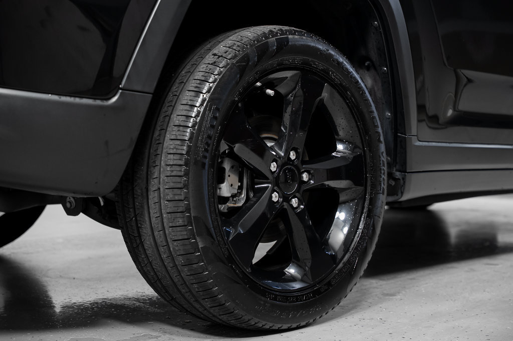Used 2023 Jeep Grand Cherokee Limited w/ Black Appearance Package AWD/4WD image 8