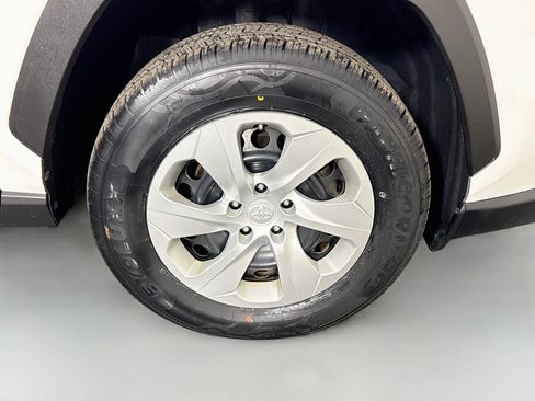 Used 2021 Toyota RAV4 LE FWD image 31