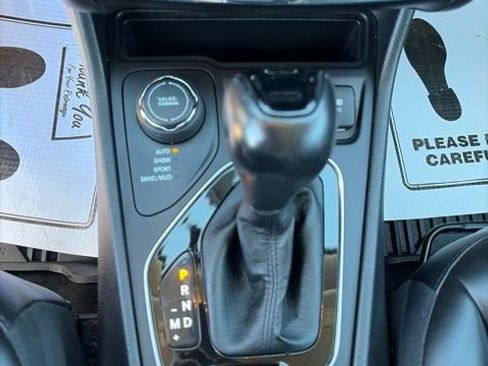Used 2021 Jeep Cherokee Latitude Plus AWD/4WD image 13