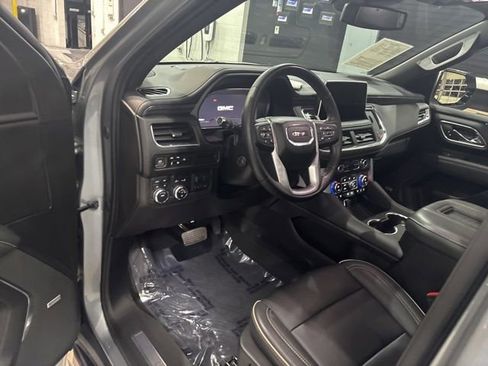 Used 2023 GMC Yukon XL SLT w/ SLT Premium Package image 11