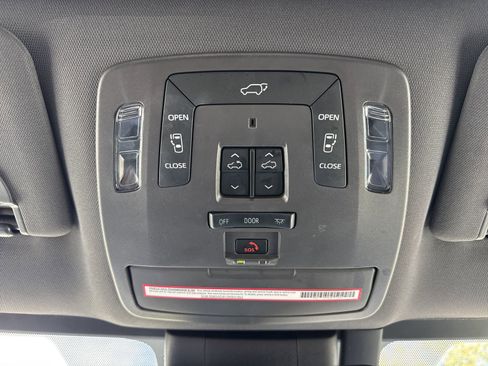 Used 2023 Toyota Sienna Platinum FWD image 38