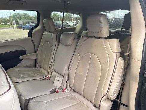 Used 2017 Chrysler Pacifica Limited image 5