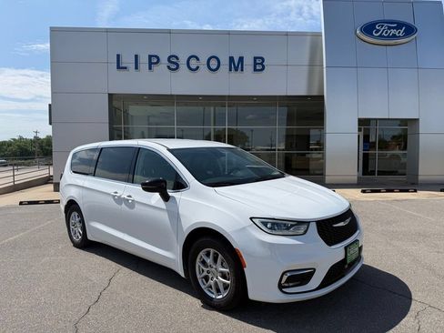 Used 2024 Chrysler Pacifica Touring-L FWD image 1