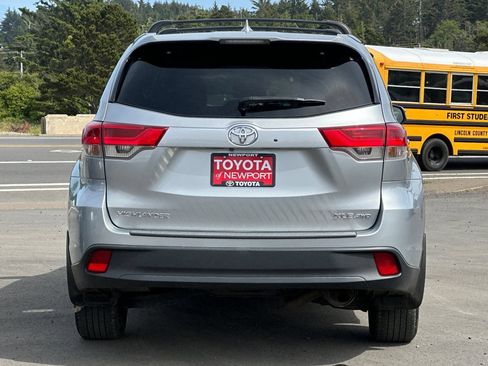 Used 2017 Toyota Highlander XLE AWD/4WD image 5