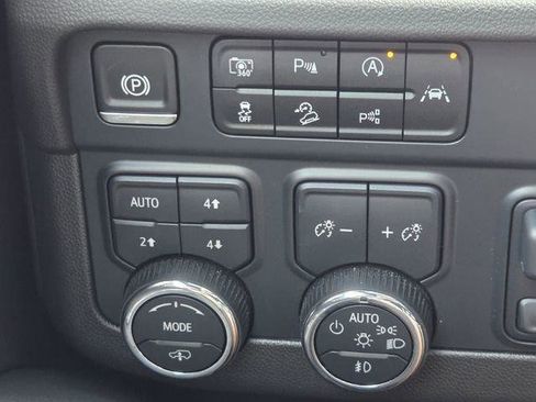 Used 2025 Chevrolet Tahoe High Country AWD/4WD image 23